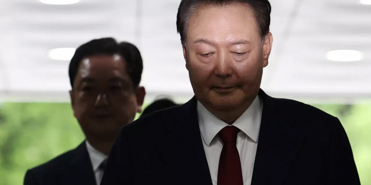 외신들 “윤석열 전 대통령, 조사 거부하며 수의 벗고 드러누워”